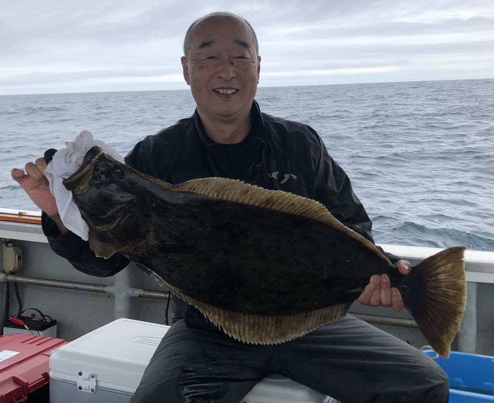 大きなヒラメを釣り上げた様子